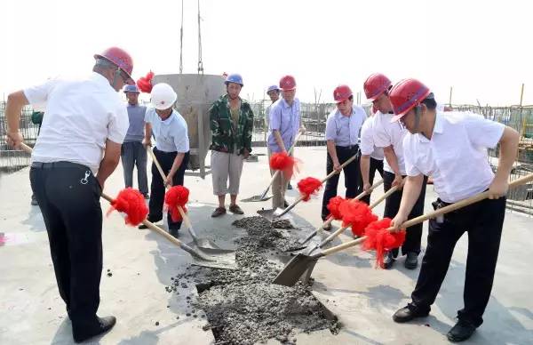 龍鋼集團綜合服務公司韓城禹錦園小區(qū)4#、5#住宅樓順利封頂