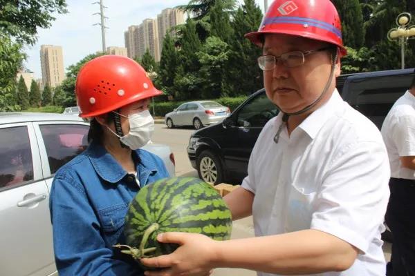 陳輝慰問(wèn)西鋼紅光物流公司網(wǎng)籠加工車間員工